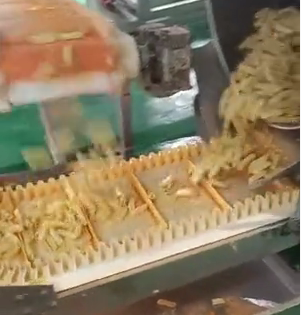 食品級裙邊<a href='http://m.dsjvvrk.cn/shusongdai/xiangjiao/' target='_blank'><u>擋板輸送帶</u></a>